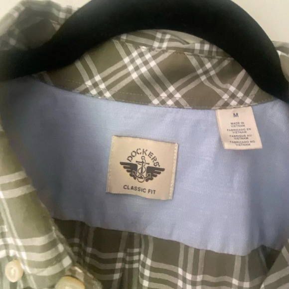 Classic Fit Green Plaid Men’s Dockers Button Up - Size Medium - Picture 3 of 5